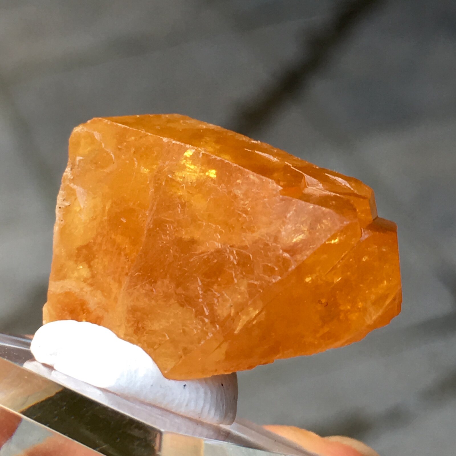 Sheebao Top White Tungsten color gloss good natural mineral crystal specimen cat mineral deposit Geology Teaching Science