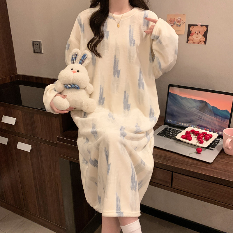 Flannel Autumn and Winter Nightgown, Thickened Cartoon Sweet Coral Velvet, Internet Celebrity Hot Style, Women's Long Dress That Can Be Worn Outside Flannel Autumn and Winter Nightgown, Thickened Cartoon Sweet Coral Velvet, Internet Celebrity Hot Style, Women's Long Dress That Can Be Worn Outside