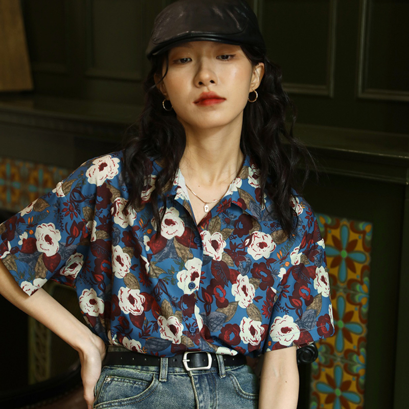 Blue Floral Retro Hong Kong Style Printed Short-Sleeved Shirt for Women 2025 Summer New Fashion Niche Matching Top Blue Floral Retro Hong Kong Style Printed Short-Sleeved Shirt for Women 2025 Summer New Fashion Niche Matching Top