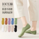 Пот и дышащий нелегко вонючие ноги.