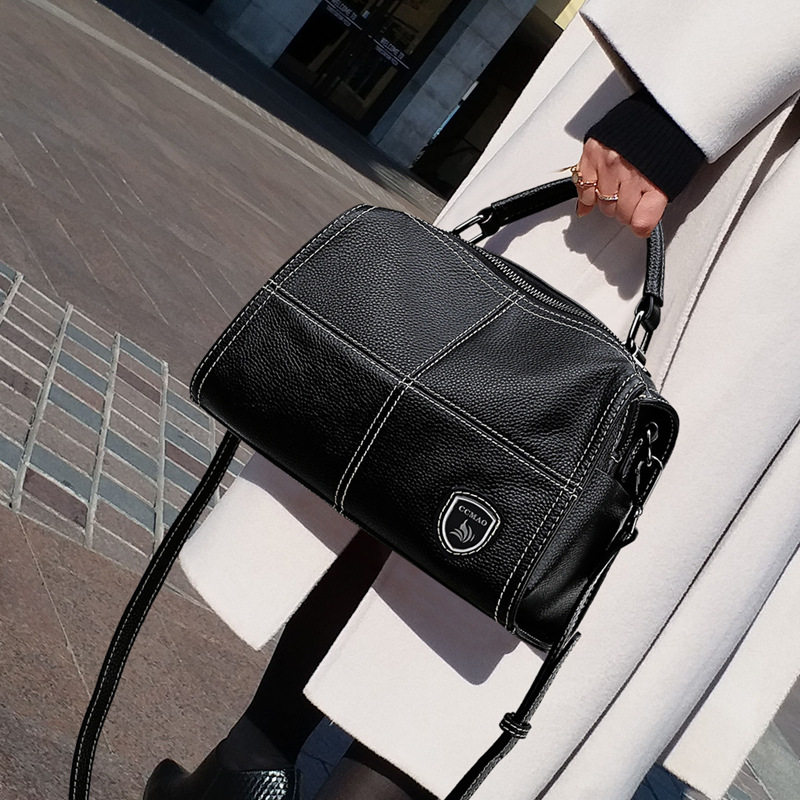 France - owned counter 2023 new light luxury ladies design bag bag female large capacity single shoulder bag fashion Boston bag