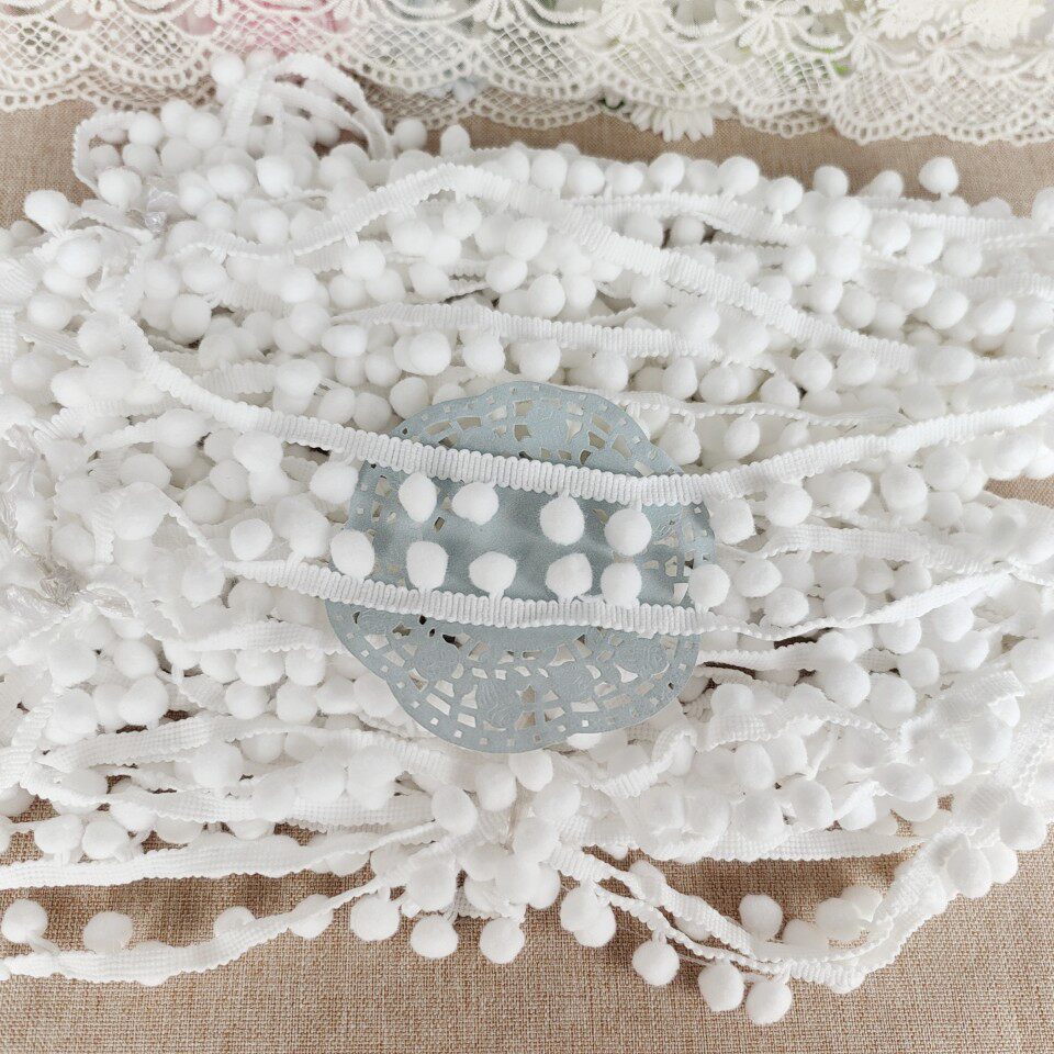 1577 whole bales of about 30M white hairy ball flow Suflorian side width approw. 2 2cm