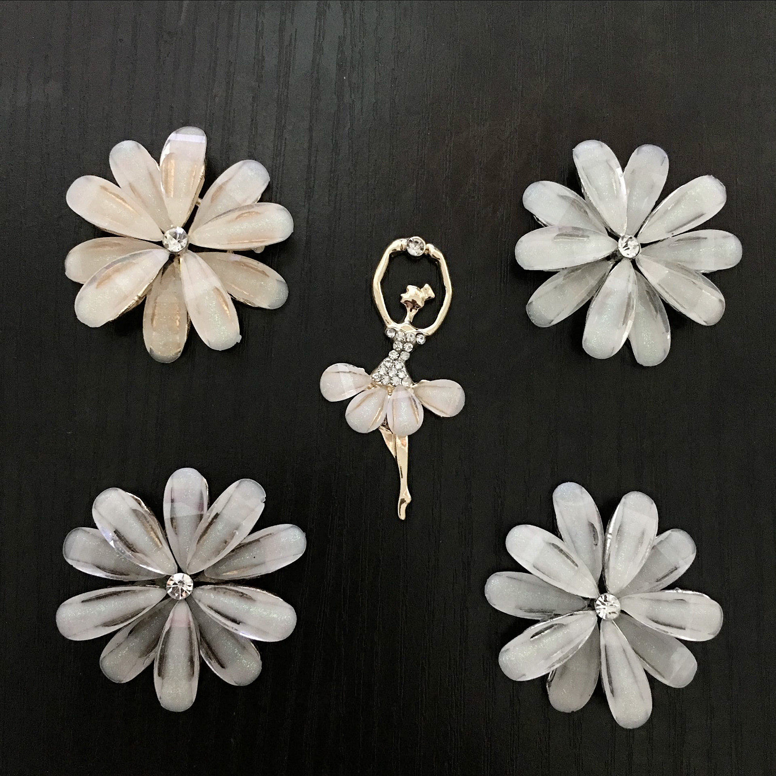 Alloy inlaid drilling hand holding flower water drill pearl flower disc drill button handmade diy bridal headwear ornament Material accessories