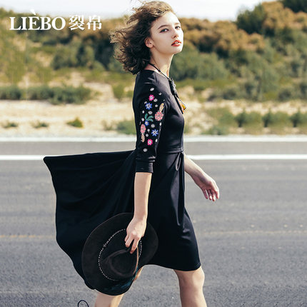 裂帛民族风连衣裙女夏2018新款花朵刺绣显瘦心机收腰大摆中长裙