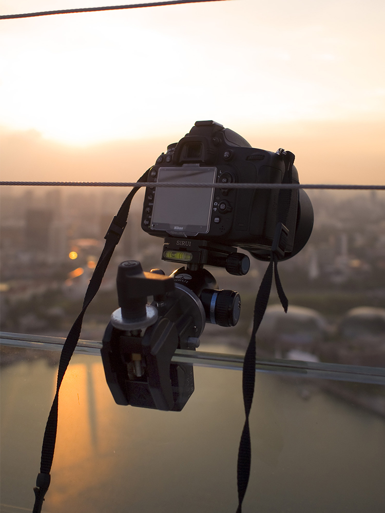 摄影棚必备神器。这个夹子也太万能够以以了吧？三脚架，灯架、反光板一切达成