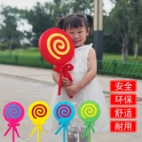 Спортивная встреча в школе детского сада, зачисленная в руку, удерживающая домашние места ранние упражнения.