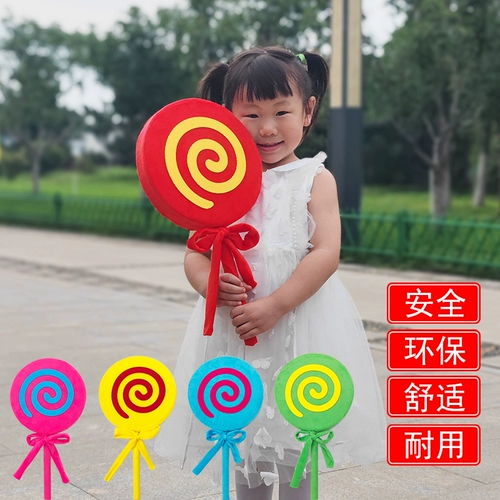 Спортивная встреча в школе детского сада, зачисленная в руку, удерживающая домашние места ранние упражнения.