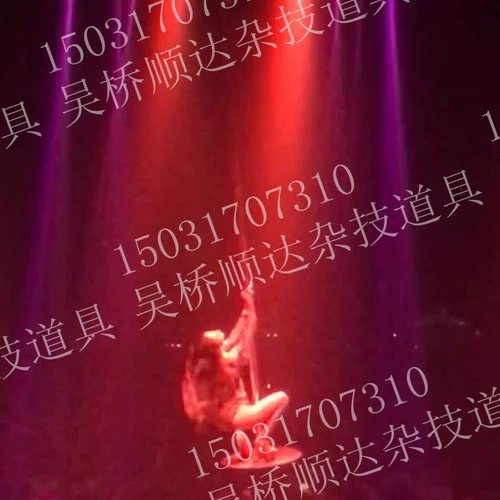 Высокие акробатические реквизиты воздушного бума.