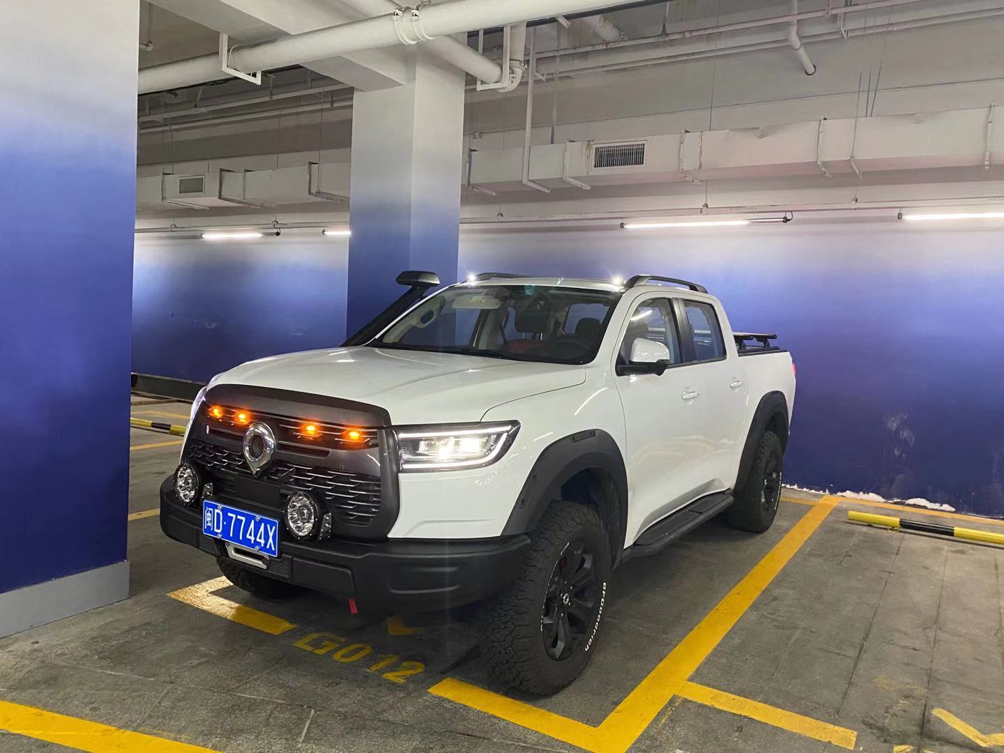 Great Wall artillery roof shows high light cross-country version of passenger commercial pickup truck converted rooftop lamps and poultry