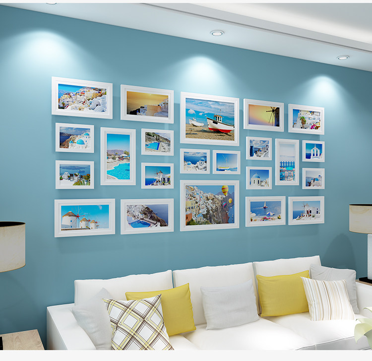 Фотография из натурального дерева, диван, настенная современная и минималистичная фоторамка 