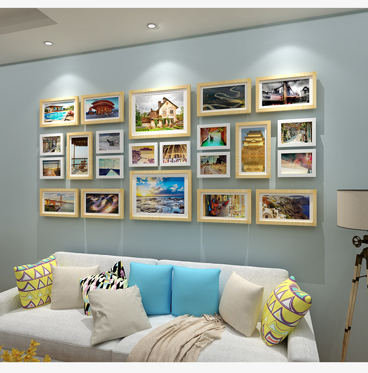 Фотография из натурального дерева, диван, настенная современная и минималистичная фоторамка 