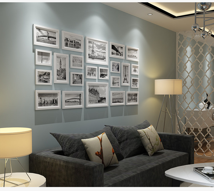 Фотография из натурального дерева, диван, настенная современная и минималистичная фоторамка 