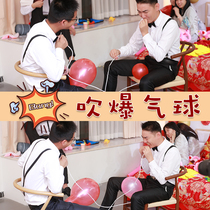 Running man with the same type blowing balloon to pick up the door spoof game tricky groom groom best Man Group props fun games
