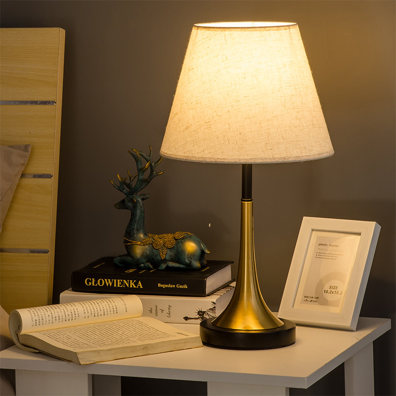 American-style bedside lamp for bedroom, modern and simple living room, dimmable, touch remote control, warm hotel and homestay desk lamp