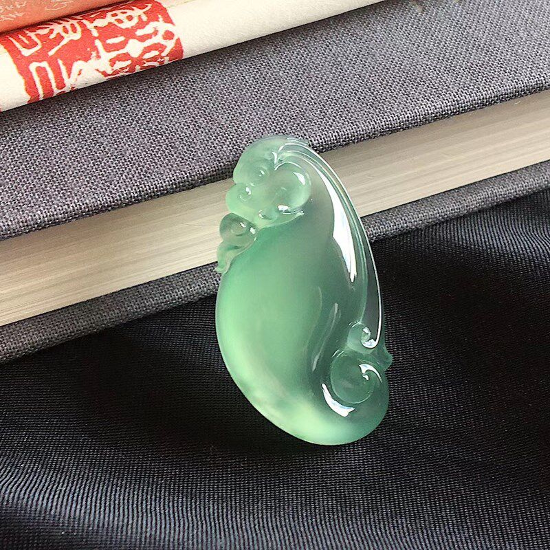 Jieyang Yangmei Yudu Tao Yuge Natural Jade Myanmar A Ice Green Dragon Hook