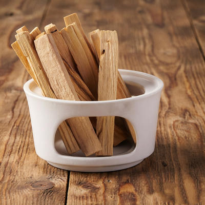 Peruvian Saint without fire incense, natural wood strips purify the space, diffuse and purify the yoga studio