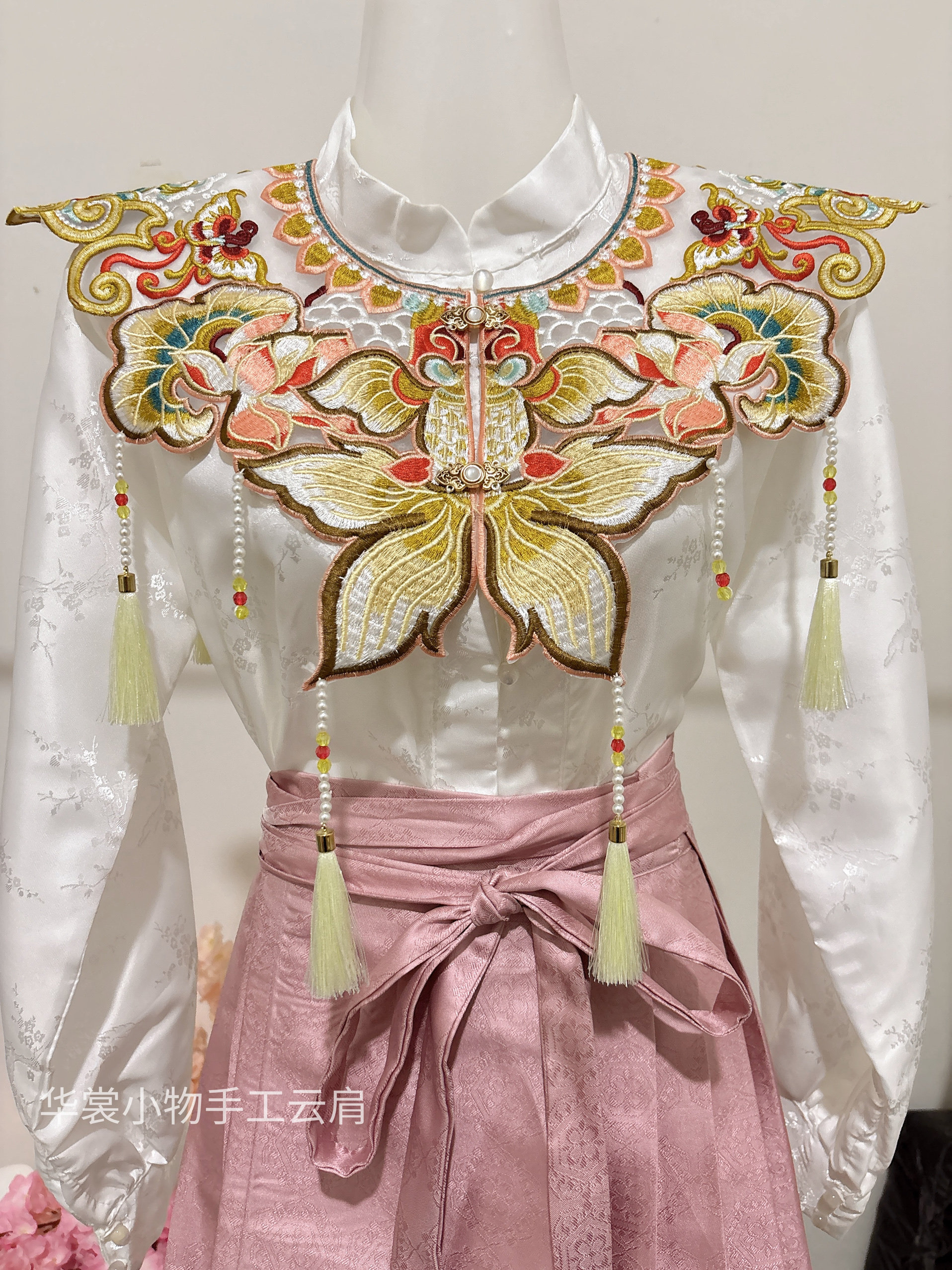 【ゴールデンカープ】伝統的な中国風漢服雲肩掛けショール、重厚な刺繍、装飾的な襟、新しい中国風アクセサリー、軽やかな高級感スタイル