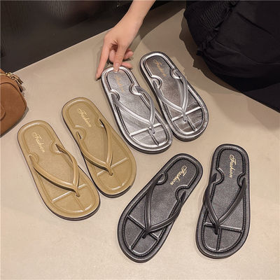 The 2025 new flat flip-flops for women's summer outerwear, fashionable toe clipping, popular flip-flops, sandals and beach shoes