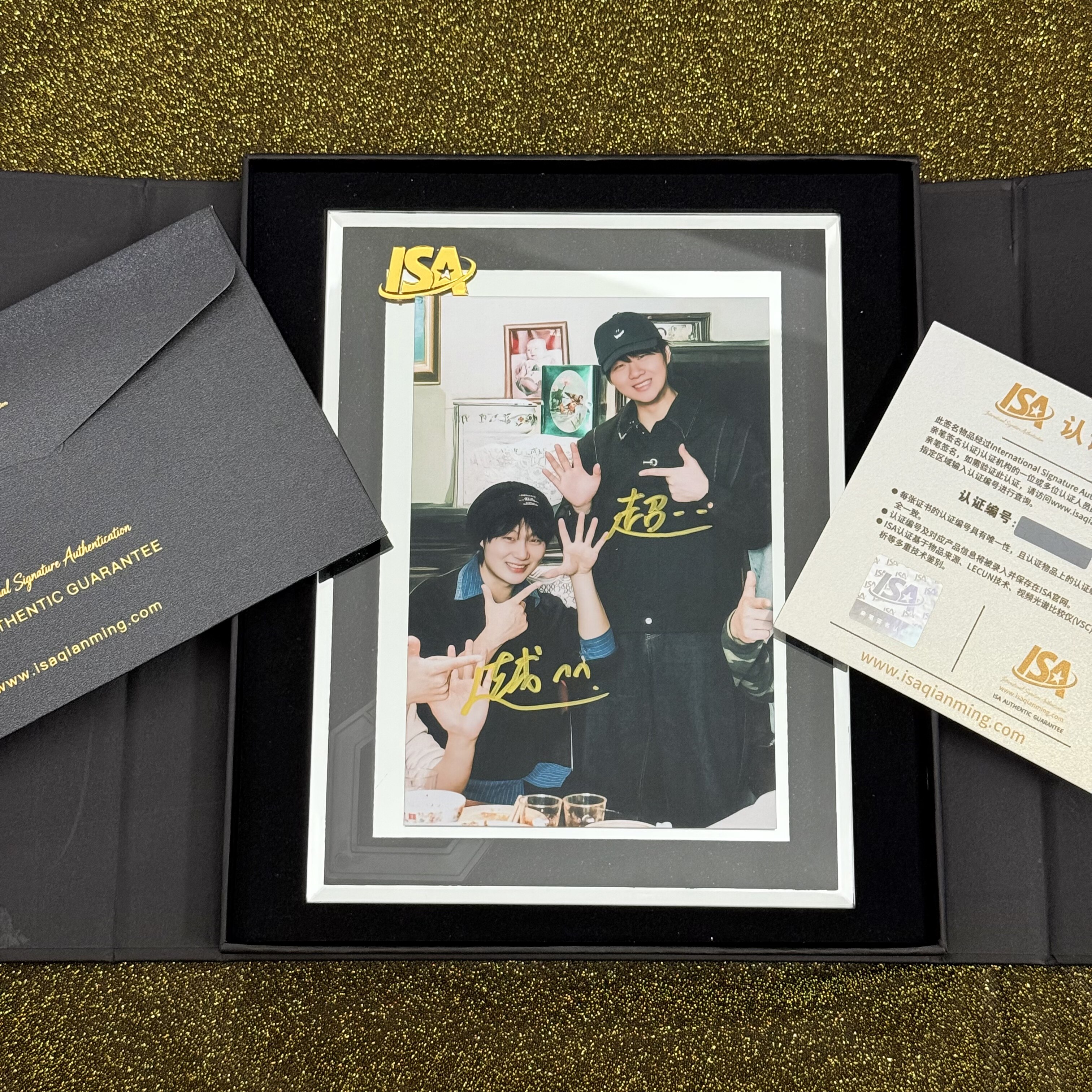 高超と高岳の直筆サイン入り写真。著者本人がサインし、贈呈。証明書付きの、楽しくて魔法のような夜のグッズ。ファンへのコレクターギフト。