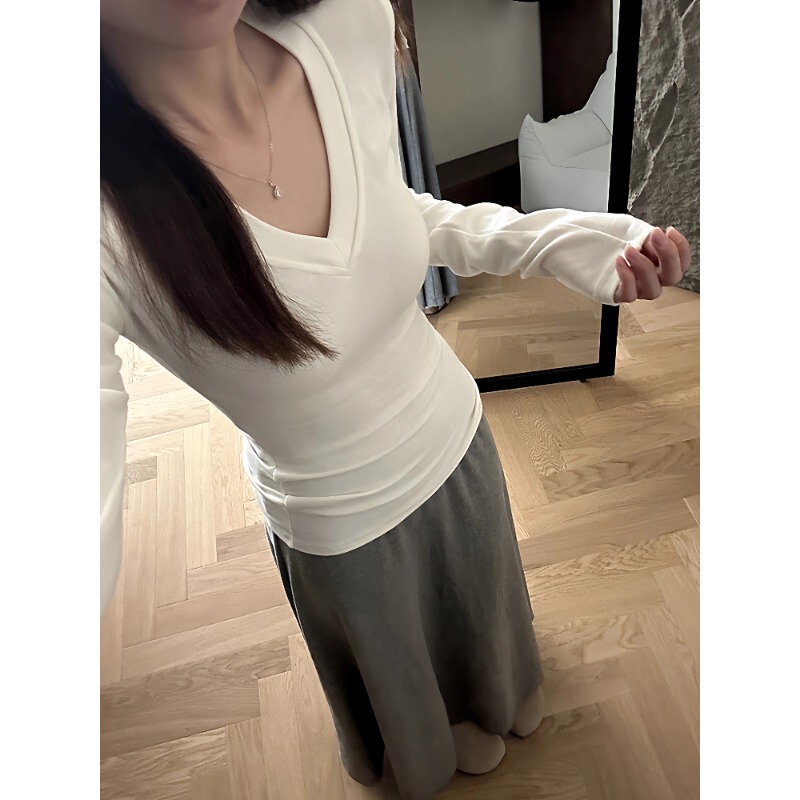 Versatile V-Neck Long-Sleeve T-Shirt for Women, Early Autumn and Winter, White Base Layer, Slim Fit, Flattering, Regular Shoulder Top Versatile V-Neck Long-Sleeve T-Shirt for Women, Early Autumn and Winter, White Base Layer, Slim Fit, Flattering, Regular Shoulder Top