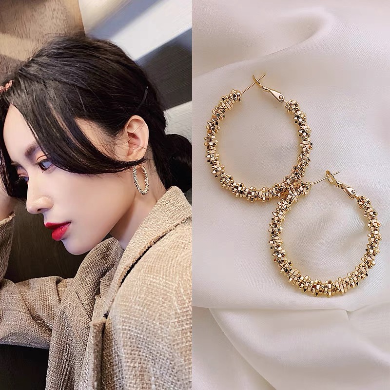 2021 Summer New Goddess Van Earrings Temperament Unique Ear Button Delicate Circle Circle Superior Light Lavish Decoration Tide