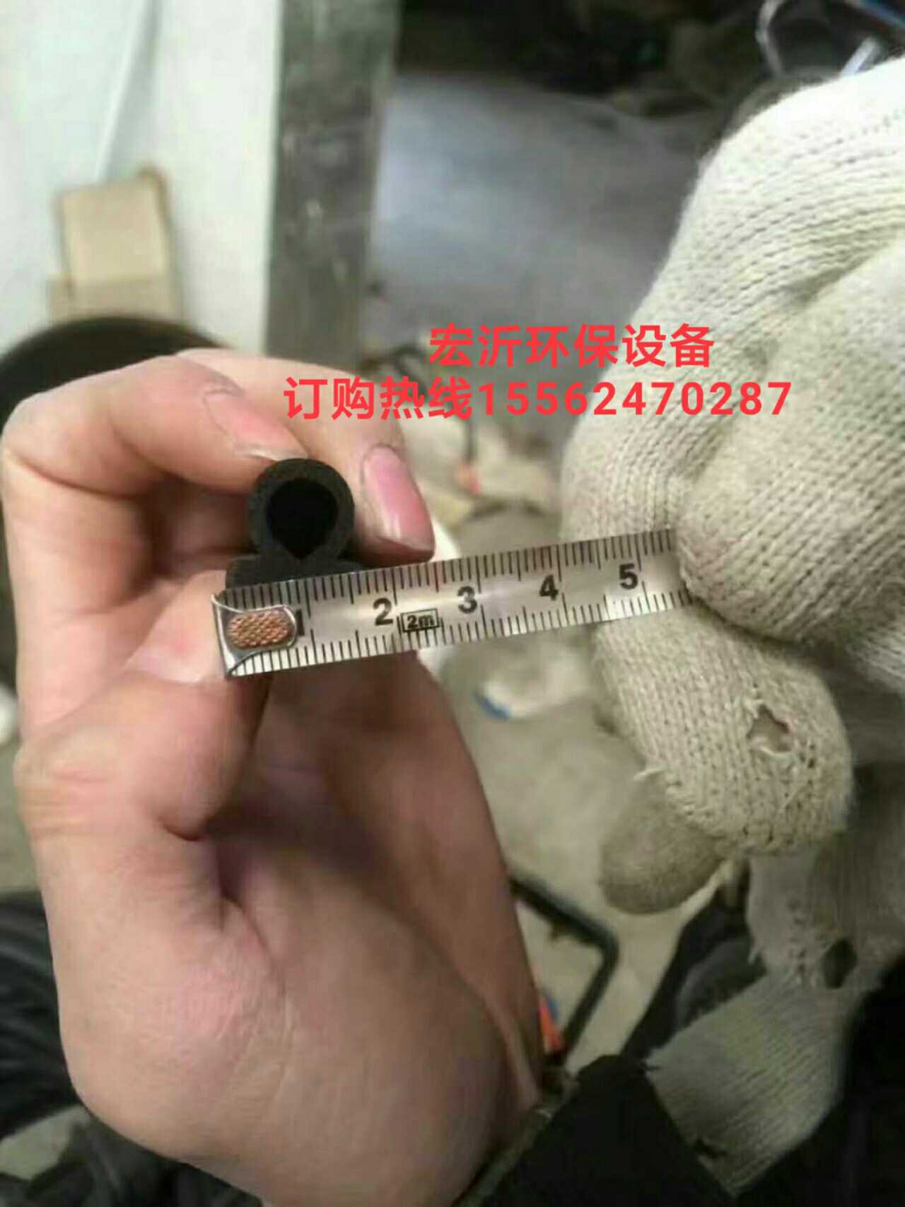 The sealing strip for the door of the paint room is not resistant to high temperature, the bottom of the door is sealed, and the accessories of the baking room are complete