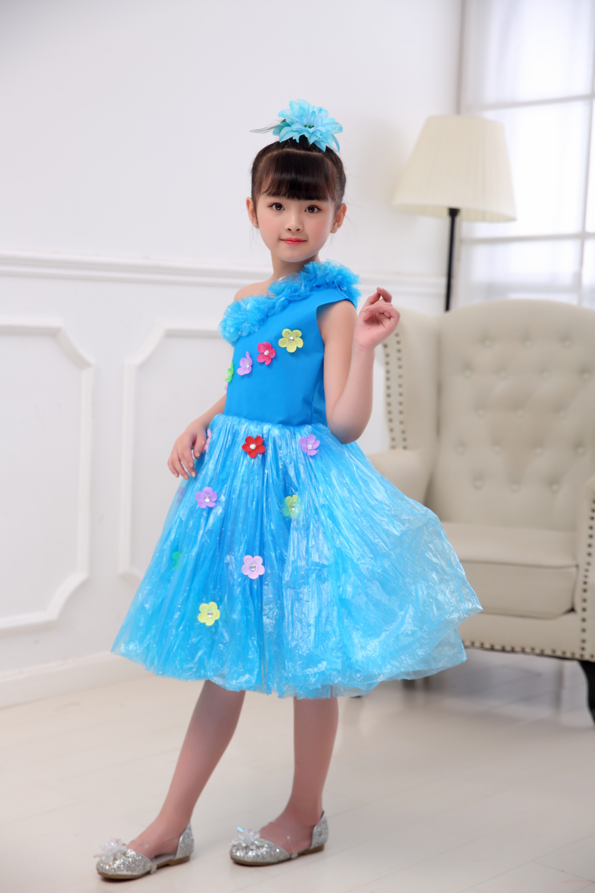 Trang phục bảo vệ môi trường mới cho trẻ em trình diễn thời trang túi nhựa làm bằng tay tự chế thời trang trẻ em