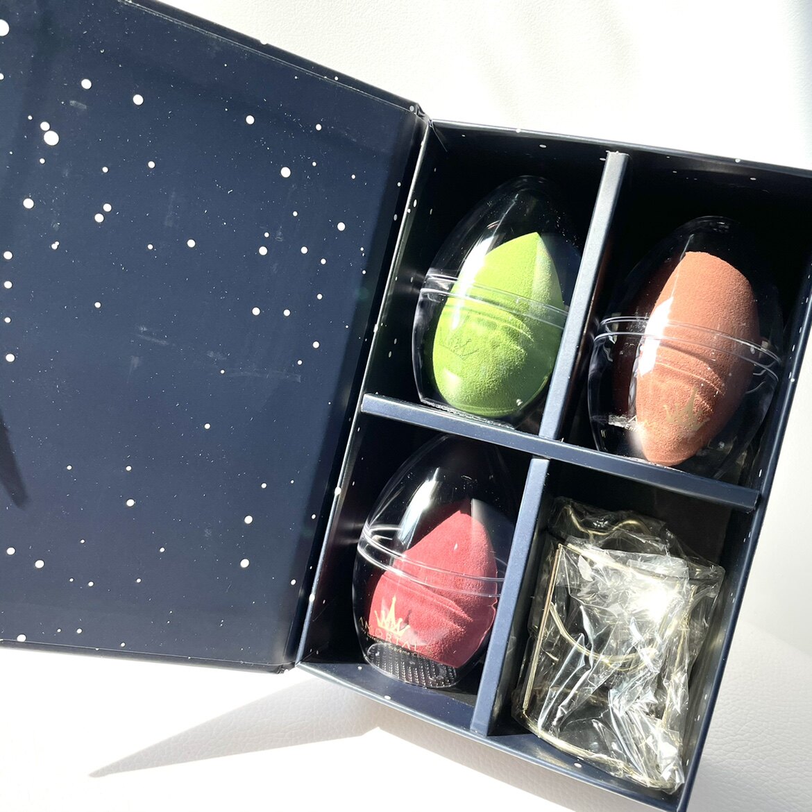 South Korean ultra-soft-resistant makeup and makeup eggs do not eat powder dry and wet use sponge powder bashing versatile 3 suits to deliver the shelf