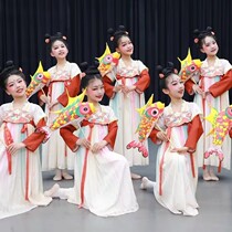 61 La réveillon du Nouvel An pour les enfants La fille est sur une performance de 15 nuits pour servir lancienne danse de style tenue de danse classique