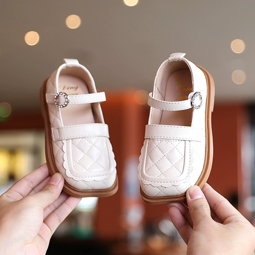 Детская модная квадратная обувь 2021 Весна Новая британская стиль маленькая кожаная обувь сплошной универсальная обувь принцессы маленькие детские одиночные туфли