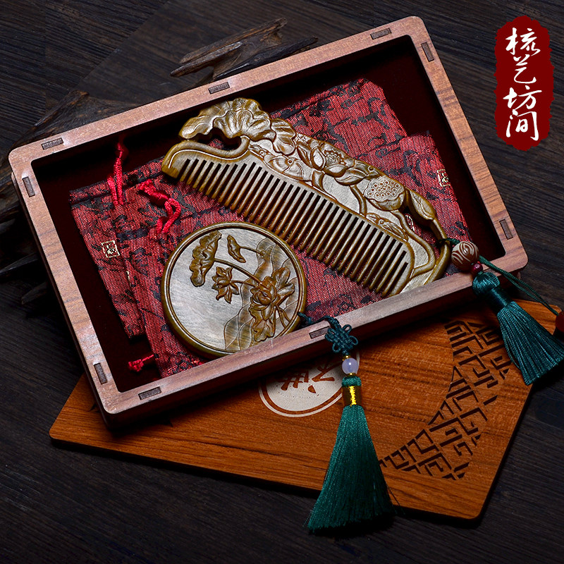 Lettering custom green sandalwood carpenter mirror comb gift box set lettering ancient style whole wood carving wooden comb Valentine's Day gift