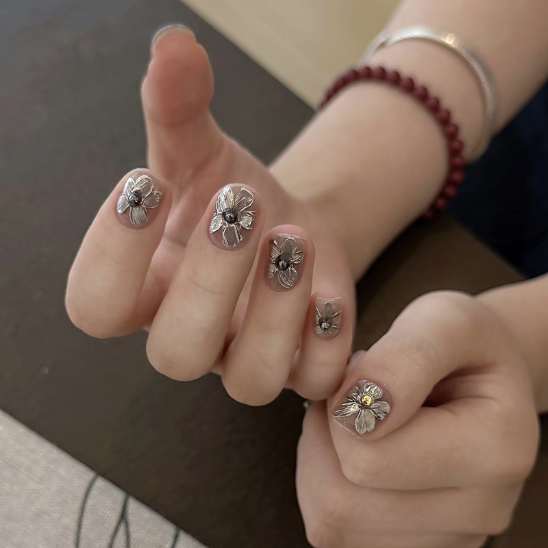 Crystal Diamond Silver Petals, New Autumn and Winter Handmade Wearable Nails, Hand-Painted Flowers, Phototherapy Finished Nail Patches, Fake Nail Stickers Crystal Diamond Silver Petals, New Autumn and Winter Handmade Wearable Nails, Hand-Painted Flowers, Phototherapy Finished Nail Patches, Fake Nail Stickers