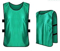 Средняя трава зеленые дети в среднем