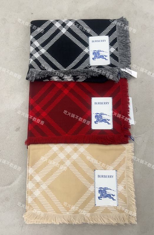 Burberry's New Wool and Silk Shawl Scarf, the Same Style as Zhang Jingyi's Burberry's New Wool and Silk Shawl Scarf, the Same Style as Zhang Jingyi's