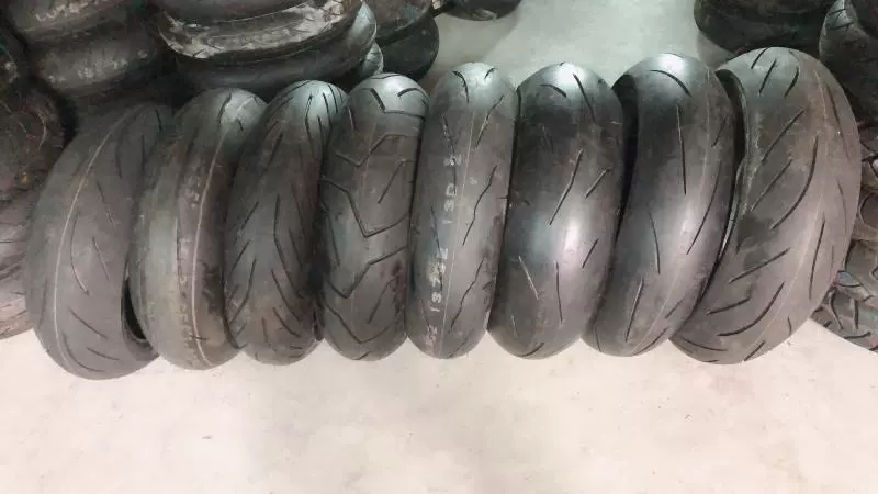 Lốp xe máy Bridgestone 120/70/17 180/190/200/55/17 lốp chân không nóng chảy bán nóng - Lốp xe máy