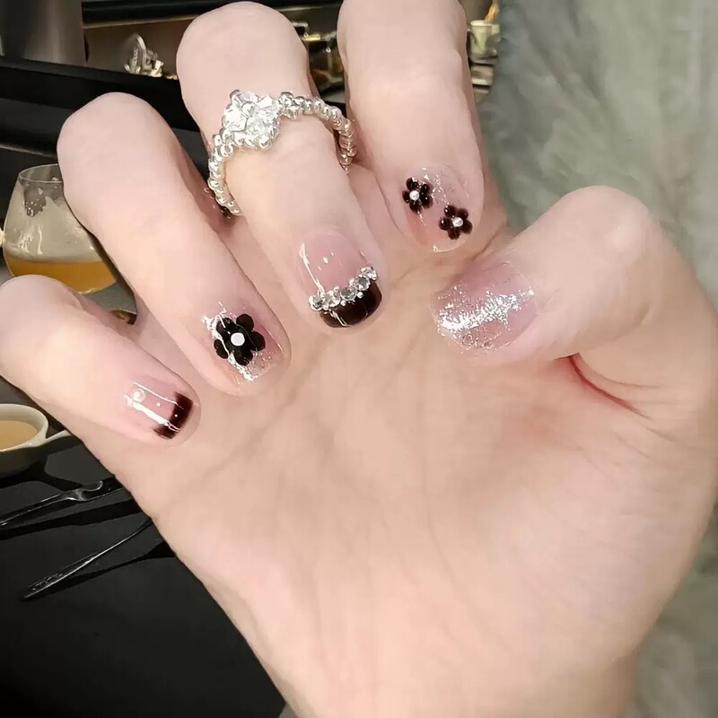 Short Style Sweet and Cool Floral Nail Stickers for Autumn and Winter, High-End Look, Black Detachable Fake Nails That Enhance Complexion