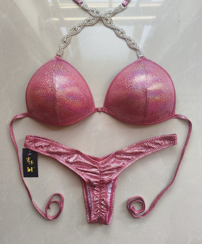 Popular Style of Competition Wear for Commercial Fitness Events, Featuring a Hip-Hugging Design with Chain Details, a Firm and Structured Triangular Cup