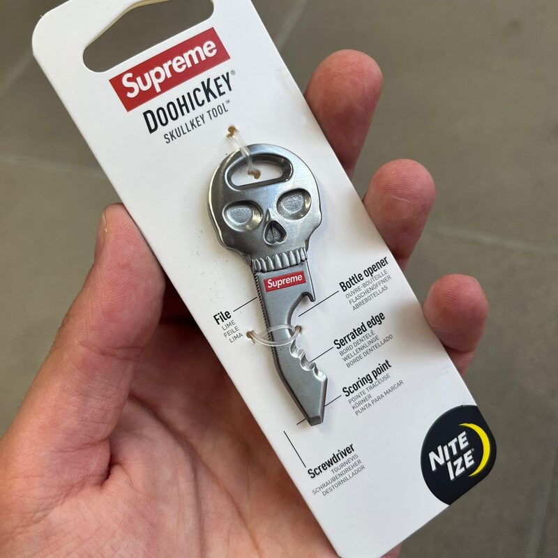 Real Shot in Stock Sup Fw26 Skull Key Tool Skull Head Bottle Opener Keychain Real Shot in Stock Sup Fw26 Skull Key Tool Skull Head Bottle Opener Keychain