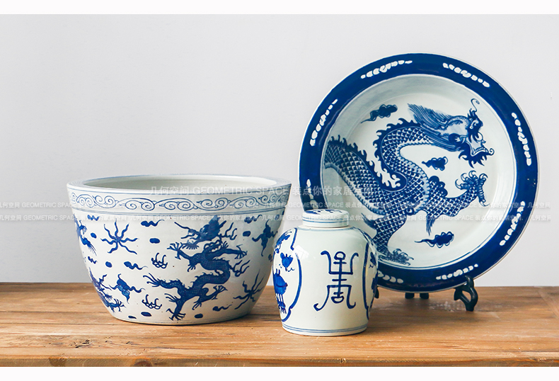 Antique hand - made aquarium sleep of blue and white porcelain bowl lotus basin of Chinese style restoring ancient ways do old study desktop sitting room adornment is placed