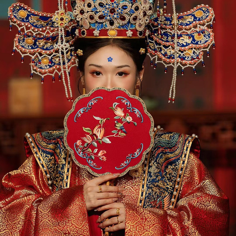 Customized embroidery fan So embroidery ancient style photography Hanclo wedding celebrations featured bride