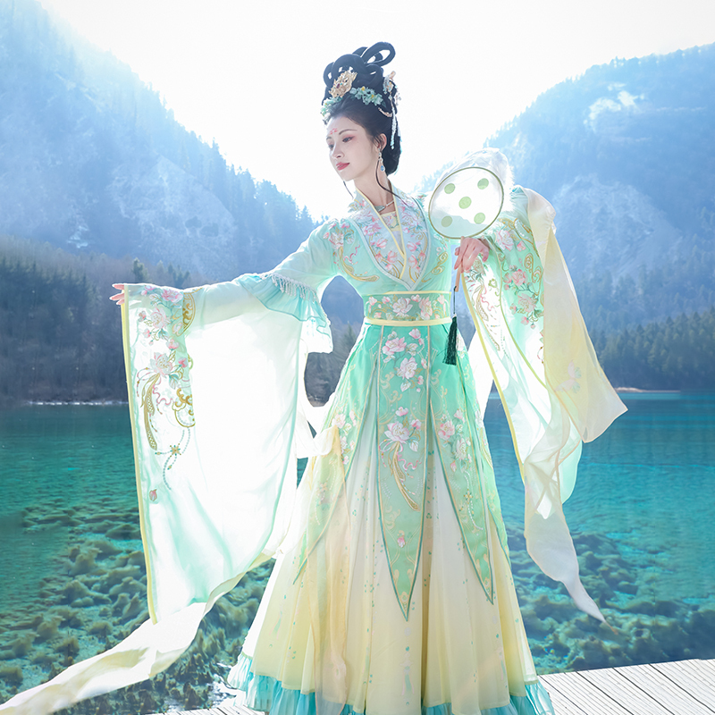 Embroidered Dress with the Image of the Goddess of the Han River from the Han Dynasty, Featuring a Fairy-Like Design, Suitable for the Wei and Jin Dynasties, Including a Hanfu Shirt, Cross-Over Skirt, and Waistband Embroidered Dress with the Image of the Goddess of the Han River from the Han Dynasty, Featuring a Fairy-Like Design, Suitable for the Wei and Jin Dynasties, Including a Hanfu Shirt, Cross-Over Skirt, and Waistband