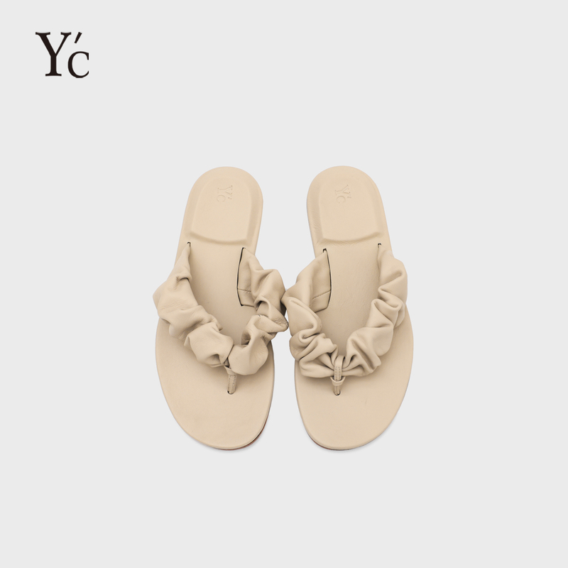 Yc｜Fashionable and High-End Pleated Flip-Flops for Women 2026 New Style Soft-Soled Flat Sandals to Match Skirts