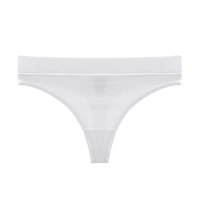 Брюки-стринги белого цвета определенной толщины без скручивания.