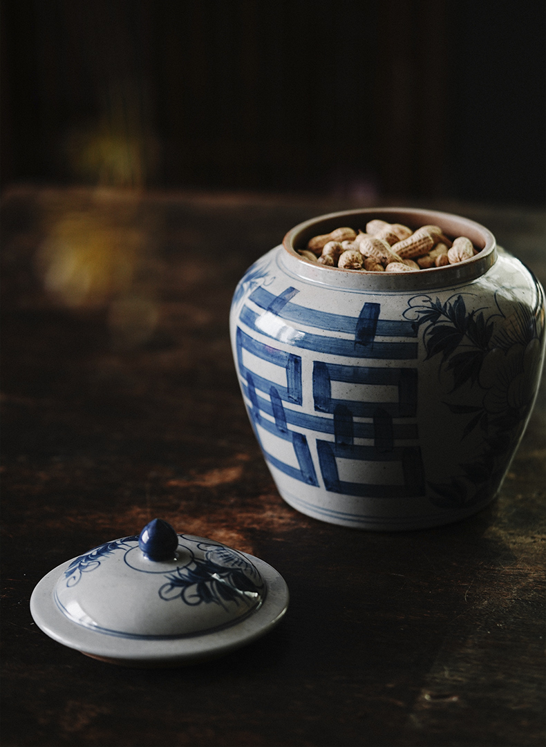 Blue and white porcelain hand - made caddy fixings general pot of jingdezhen pure manual a large ceramic household seal storage tank