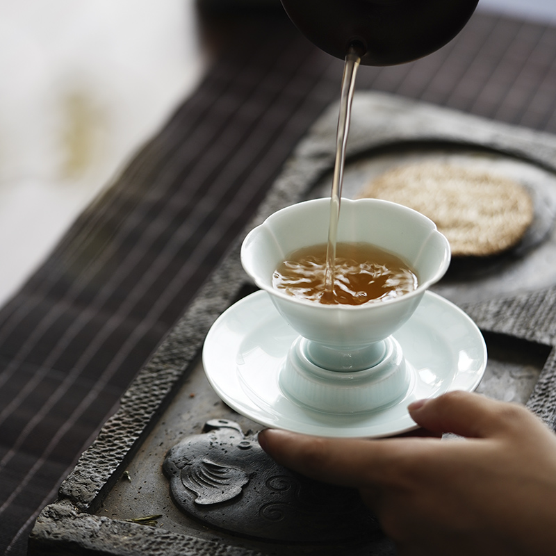 Shadow blue cloud art of jingdezhen manual imitation song dynasty style typeface left up carved kwai expressions using tea saucer lamps of kung fu tea cups