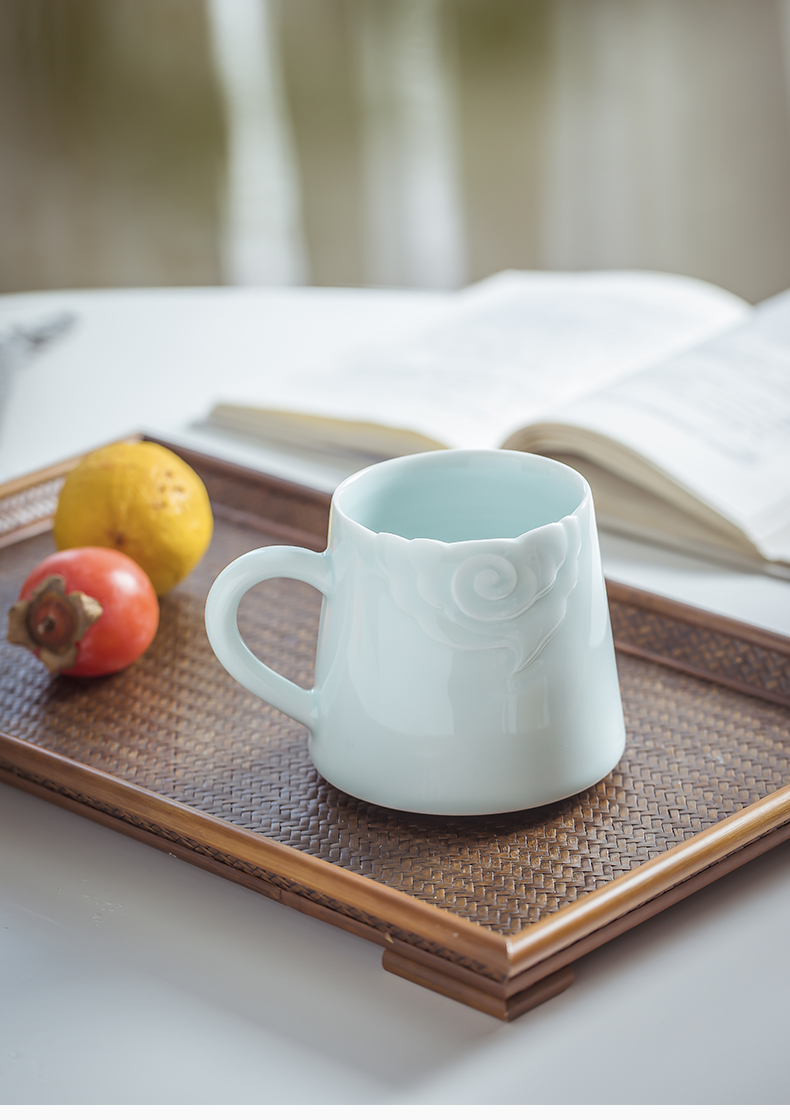 Cloud art of jingdezhen ceramic cups xiangyun pure hand - carved celadon keller waves green office cup