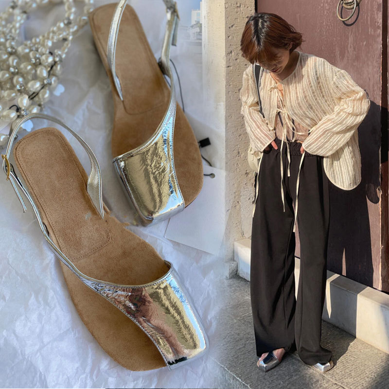 2026 Summer Moná Style Cute and Quirky Closed-Toe Thong Sandals for Women, New Genuine Leather Flat Square-Toe Silver Roman Shoes Trend