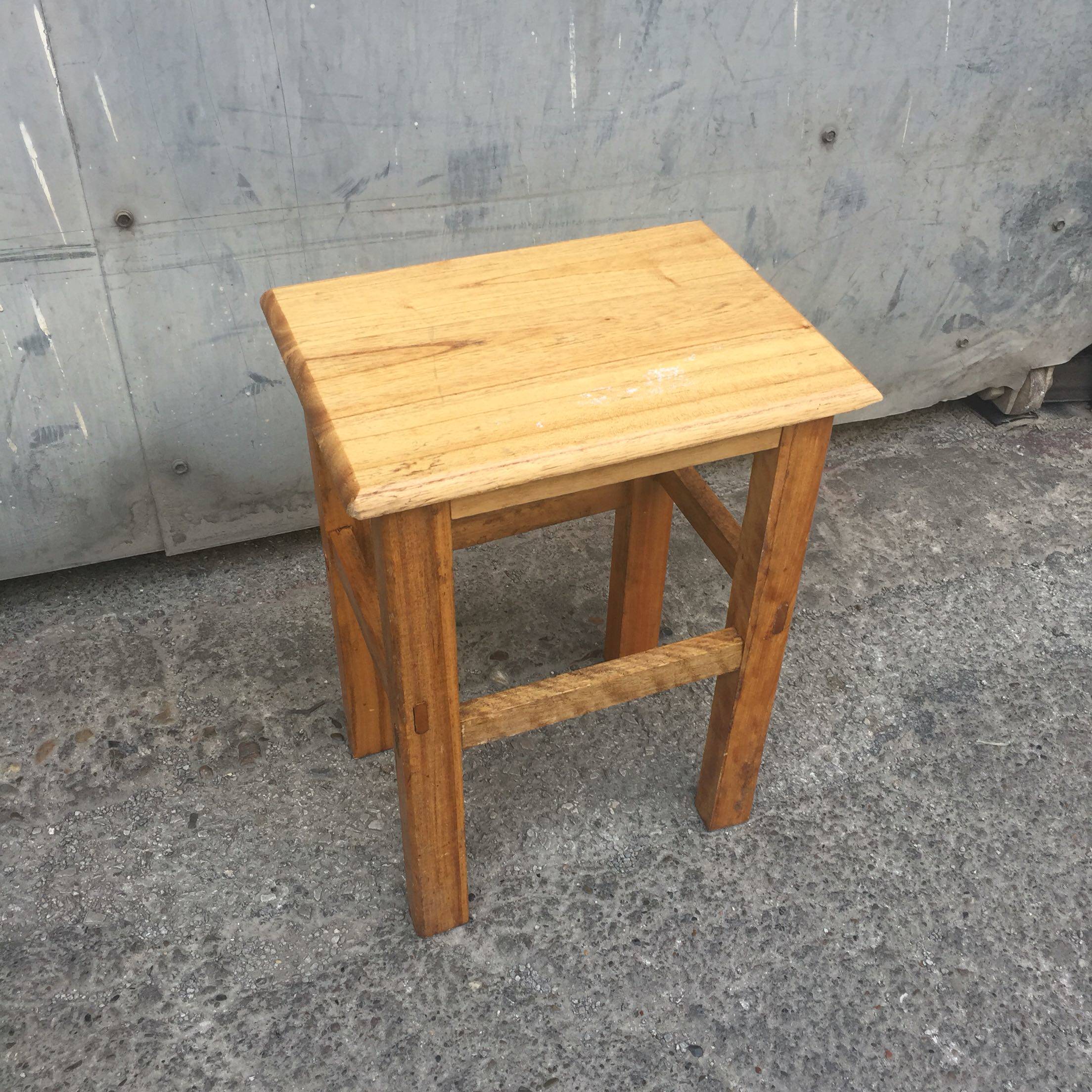 制作小板凳的步骤,用木板自己做简易凳子,老式靠边站折叠方圆桌_大山谷图库