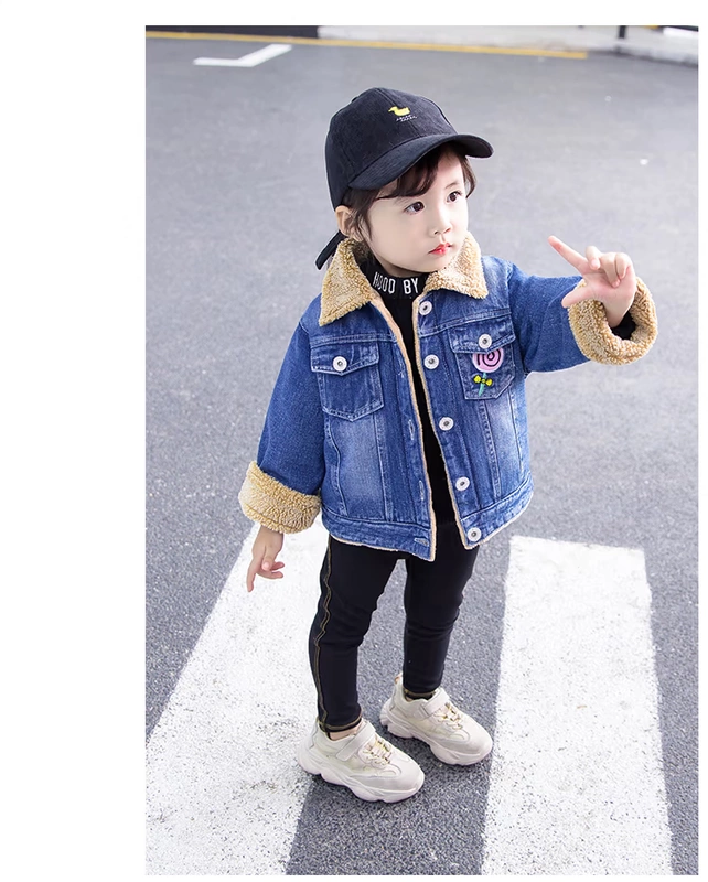 Cô gái cộng với áo khoác denim nhung mùa thu đông Các phiên bản Hàn Quốc của quần áo denim dày Quần áo bé gái ấm áp áo khoác nước ngoài áo khoác thủy triều