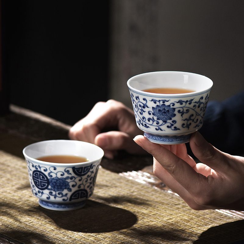 Put the lotus flower blue small jingdezhen ceramic cups hand - made of hand - made household to use large kung fu masters cup by hand